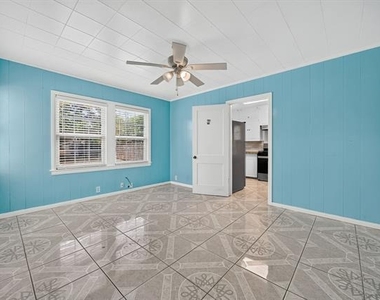 907 Buckalew Street - Photo Thumbnail 12