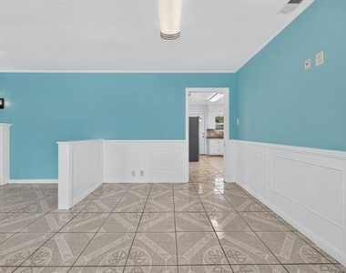907 Buckalew Street - Photo Thumbnail 6