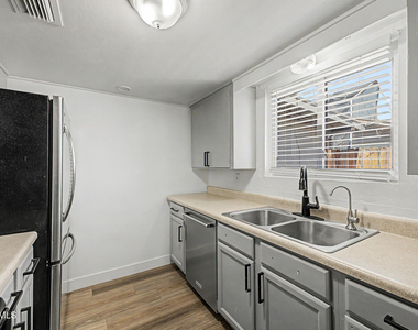 317 N Elm Street - Photo Thumbnail 11