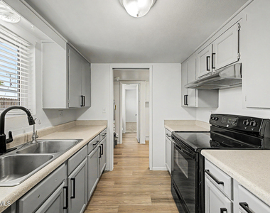 317 N Elm Street - Photo Thumbnail 9