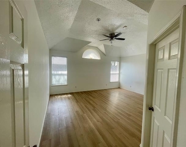 7520 Sunburst Trail - Photo Thumbnail 7