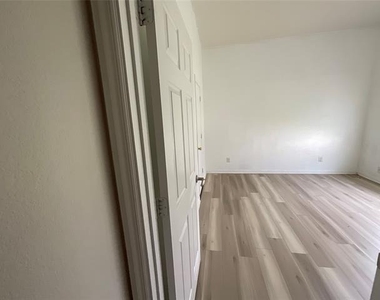 4201 Abingdon Drive - Photo Thumbnail 8