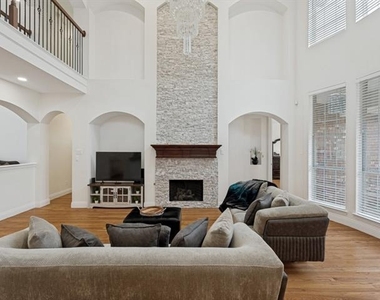 729 Driftwood Drive - Photo Thumbnail 2