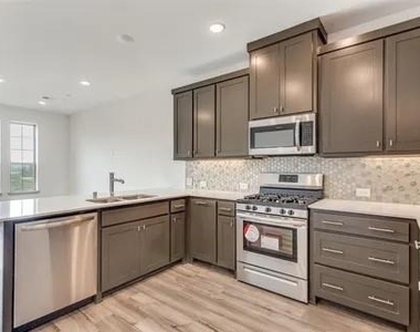 433 Matchbox Street - Photo Thumbnail 2