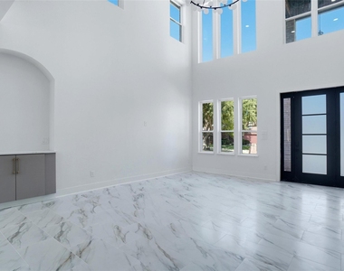 400 Hideaway Court - Photo Thumbnail 2