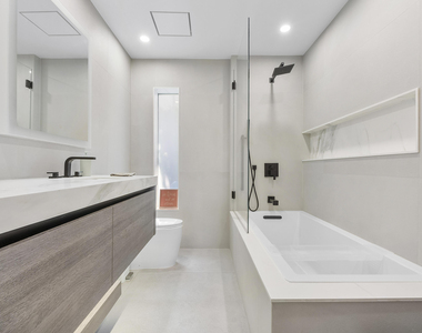 725 Ne 36th Street - Photo Thumbnail 18