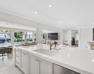 725 Ne 36th Street - Photo Thumbnail 36