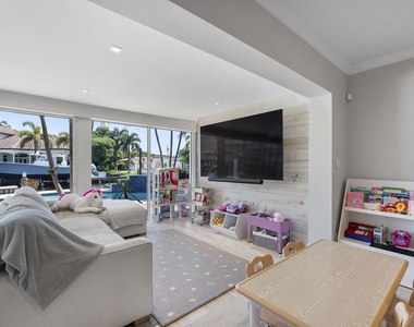 725 Ne 36th Street - Photo Thumbnail 39