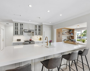 725 Ne 36th Street - Photo Thumbnail 35