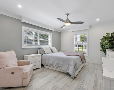 725 Ne 36th Street - Photo Thumbnail 16