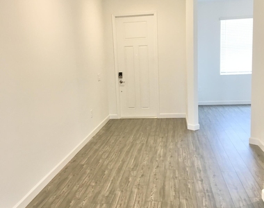 12226 Sw Roma Circle - Photo Thumbnail 2