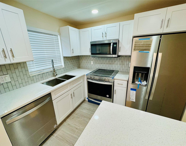 805 W Oakland Park Boulevard - Photo Thumbnail 1