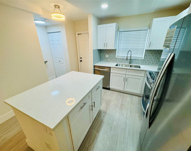 805 W Oakland Park Boulevard - Photo Thumbnail 3