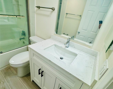 805 W Oakland Park Boulevard - Photo Thumbnail 7