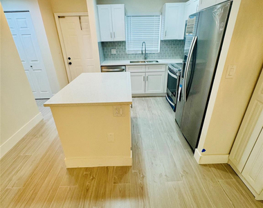 805 W Oakland Park Boulevard - Photo Thumbnail 4