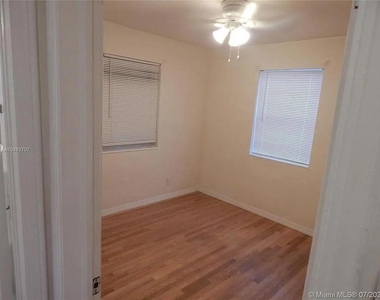 1111 N 25th Avenue - Photo Thumbnail 6
