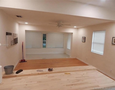1111 N 25th Avenue - Photo Thumbnail 3