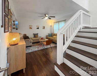 902 Creekside Drive - Photo Thumbnail 10