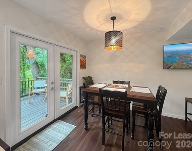 902 Creekside Drive - Photo Thumbnail 5