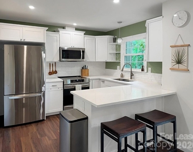 902 Creekside Drive - Photo Thumbnail 6