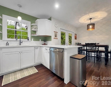 902 Creekside Drive - Photo Thumbnail 8