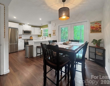 902 Creekside Drive - Photo Thumbnail 4