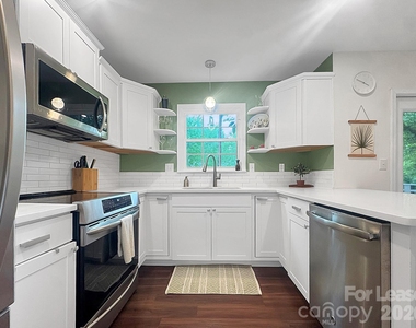 902 Creekside Drive - Photo Thumbnail 7