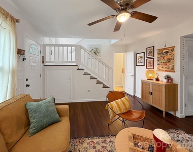 902 Creekside Drive - Photo Thumbnail 1