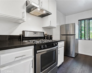 5805 Whitsett Avenue - Photo Thumbnail 8