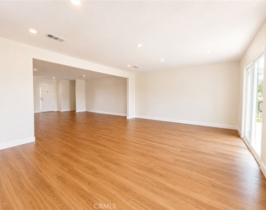1180 Langley - Photo Thumbnail 4