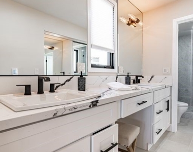 32 Dauphin - Photo Thumbnail 37