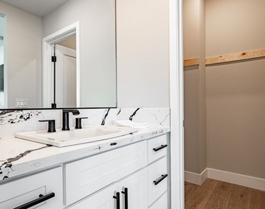 32 Dauphin - Photo Thumbnail 43