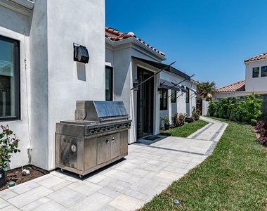 32 Dauphin - Photo Thumbnail 18