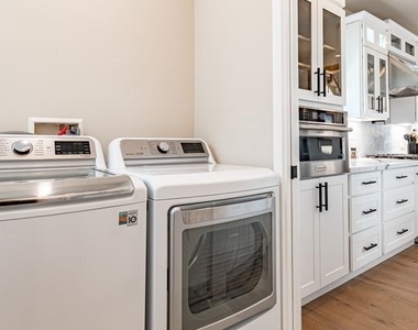 32 Dauphin - Photo Thumbnail 30
