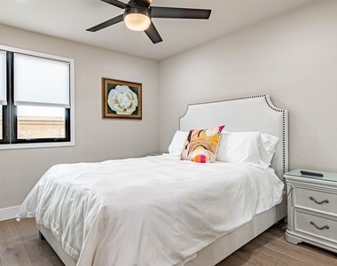 32 Dauphin - Photo Thumbnail 32