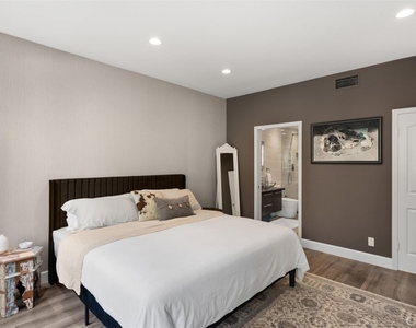 12 Dauphin - Photo Thumbnail 21