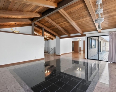 525 Hampton Ave - Photo Thumbnail 4