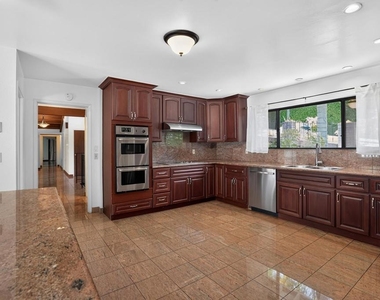 525 Hampton Ave - Photo Thumbnail 6