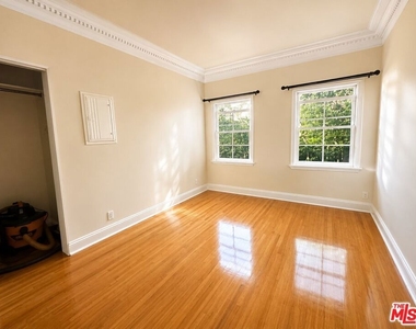 9945 Robbins Drive - Photo Thumbnail 4
