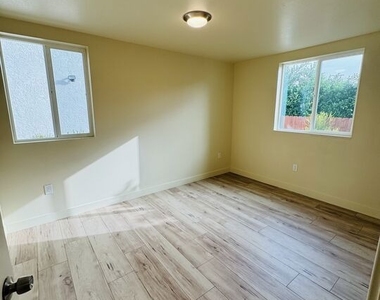 851 E 76th Place - Photo Thumbnail 10