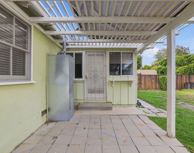 4958 Canoga Avenue - Photo Thumbnail 3