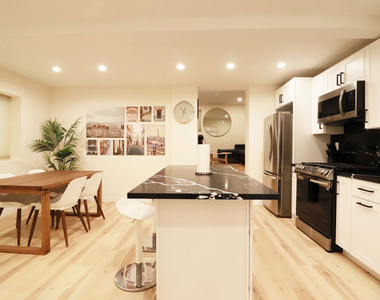 944 N San Vicente Boulevard - Photo Thumbnail 2