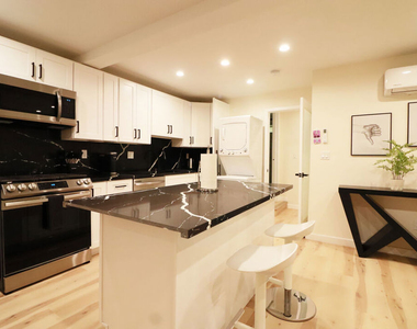 944 N San Vicente Boulevard - Photo Thumbnail 3
