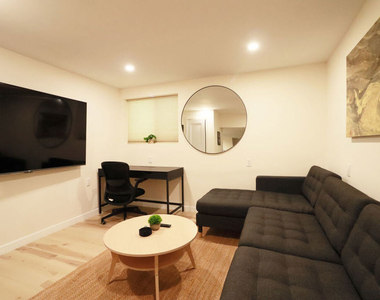 944 N San Vicente Boulevard - Photo Thumbnail 7
