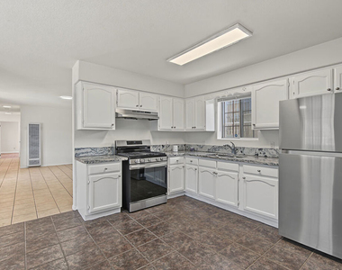 7704 7706 S Grand Avenue - Photo Thumbnail 6