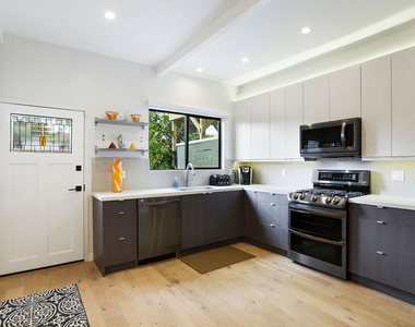 823 N Harper Avenue - Photo Thumbnail 6