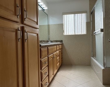14552 Runnymede Street - Photo Thumbnail 9
