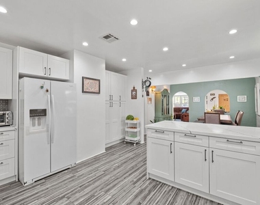 471 S Clark Drive - Photo Thumbnail 5