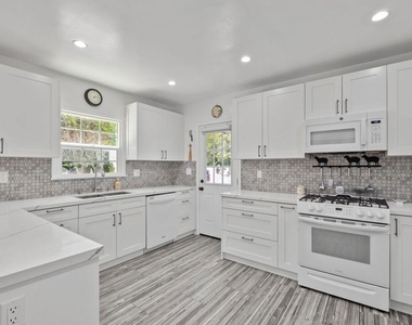 471 S Clark Drive - Photo Thumbnail 6