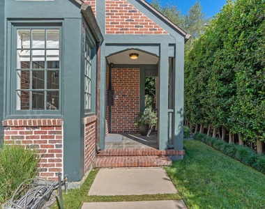 560 S Bronson Avenue - Photo Thumbnail 4